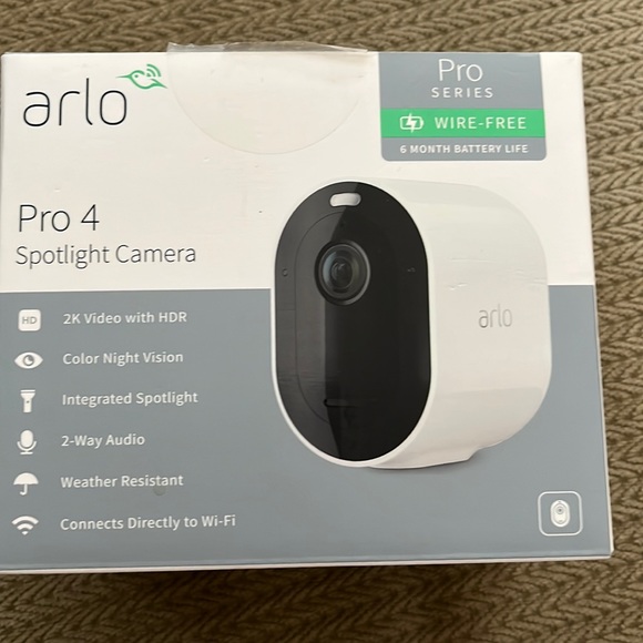 Arlo Pro 4 spotlight camera & Adjustable Indoor Outdoor Mount Accessory wireless - Picture 2 of 7